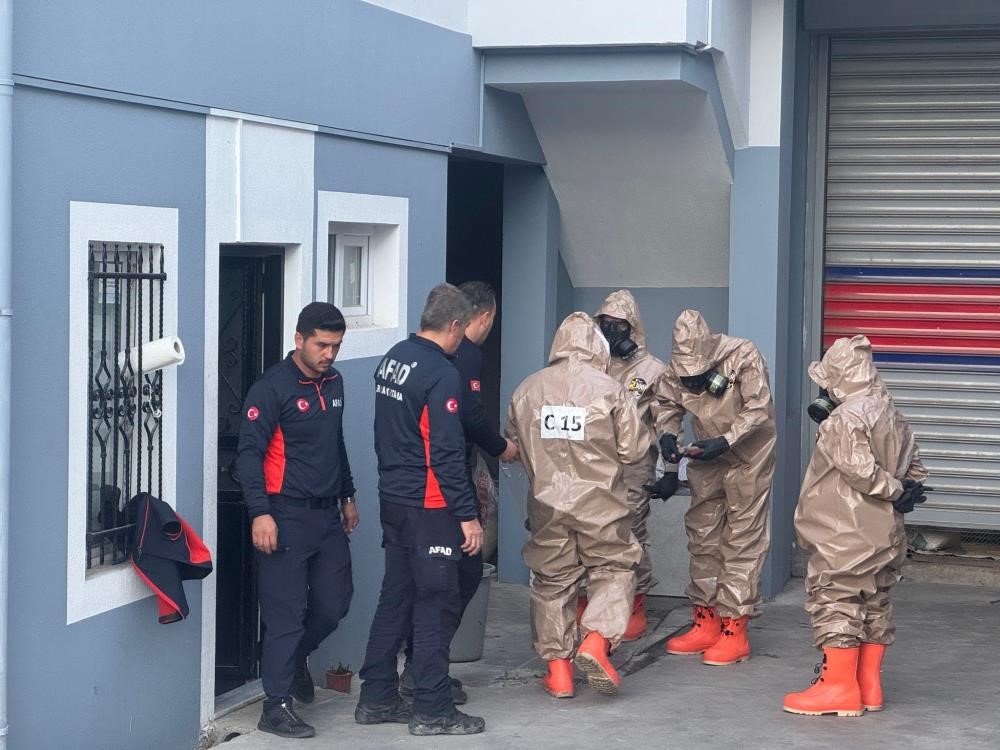 Genç Kızın Hayatını Kaybettiği Evde Tespit Edildi, Ekipler Maskeyle Girdi (4)