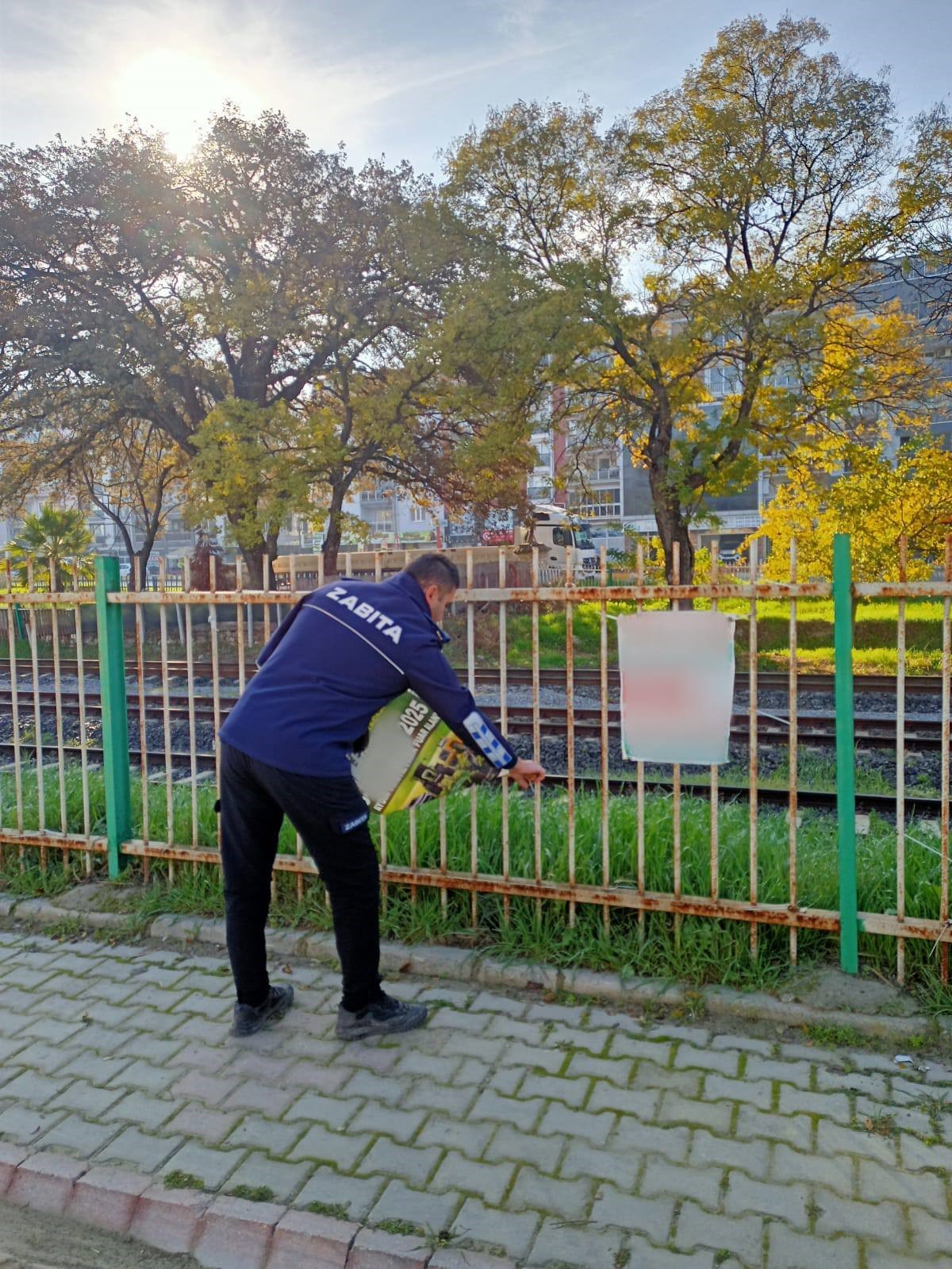 Germencik’te Izinsiz Afişlere Zabıta Müdahalesi (2)