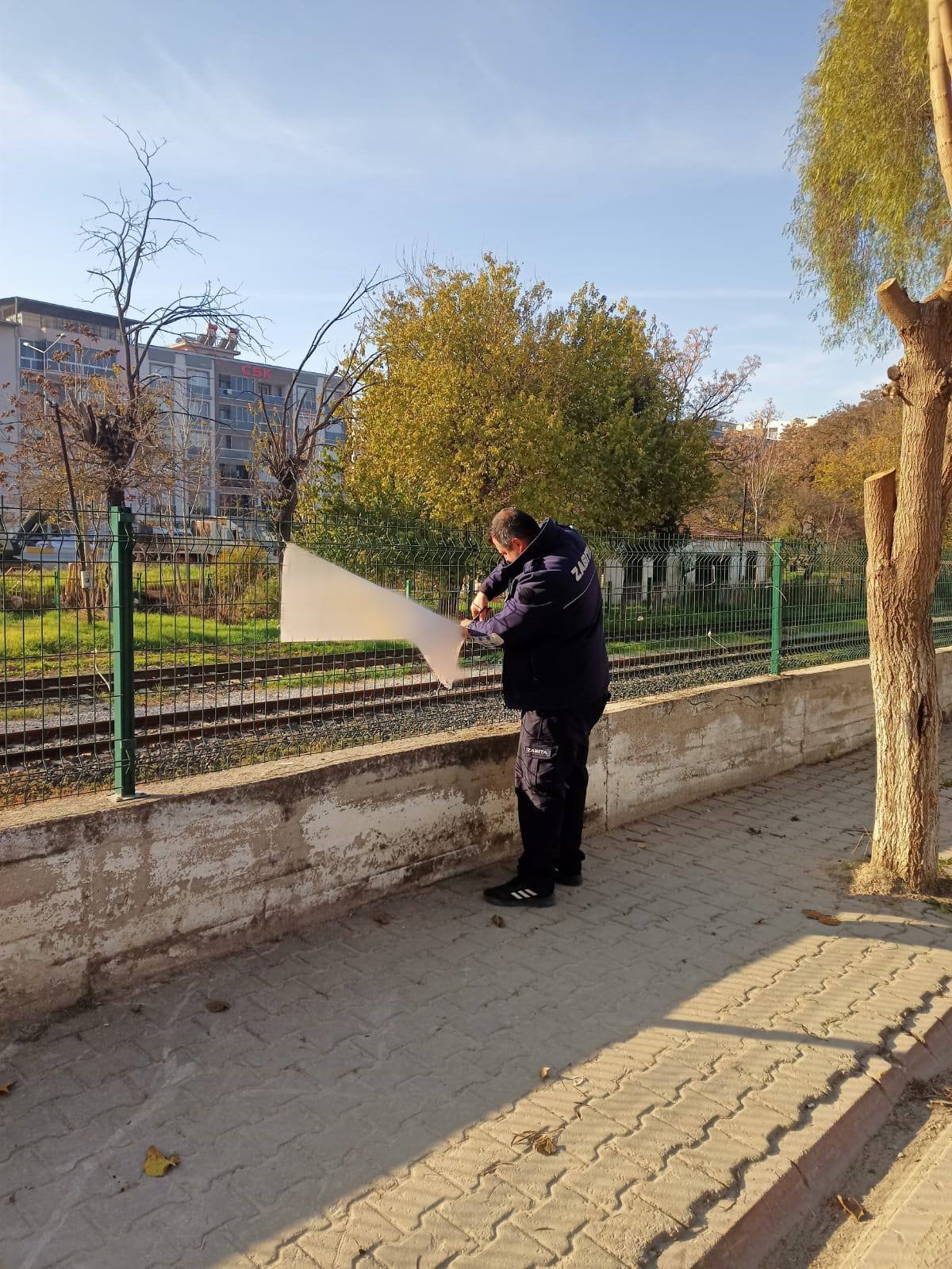 Germencik’te Izinsiz Afişlere Zabıta Müdahalesi (3)
