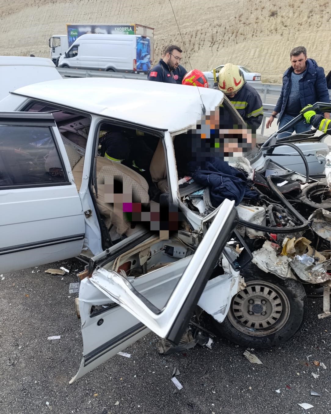 Hurdaya Dönen Otomobilde Can Verdi, Kocası Ağır Yaralı (4)