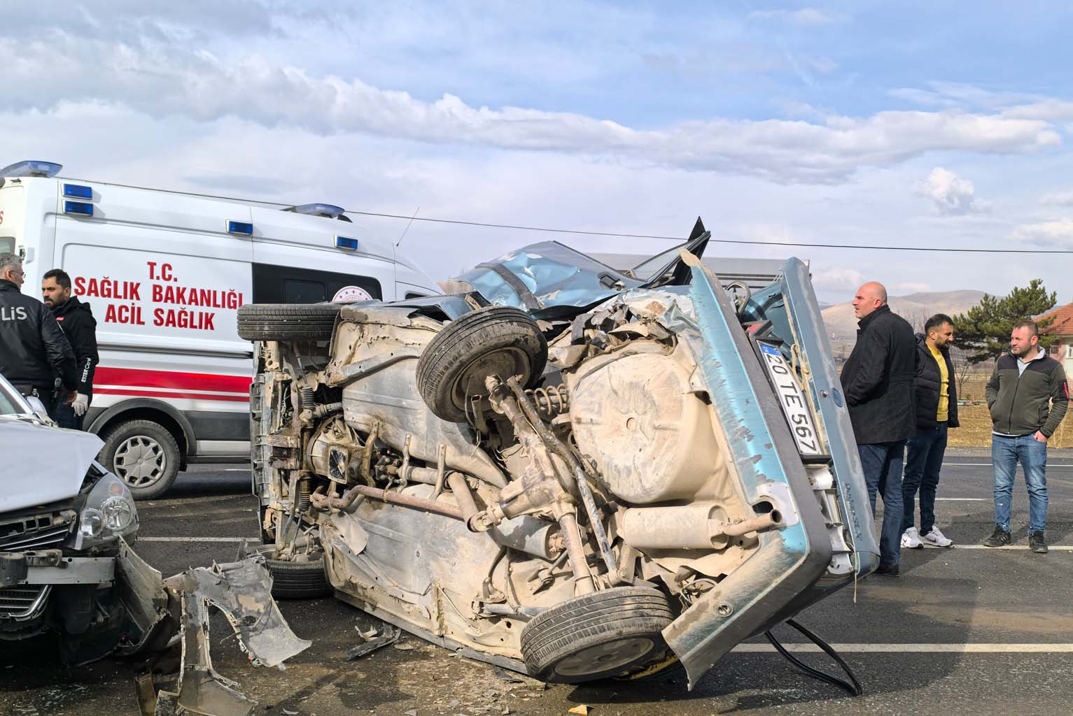 İki Otomobil Çarpıştı, Yaralılar Var (4)