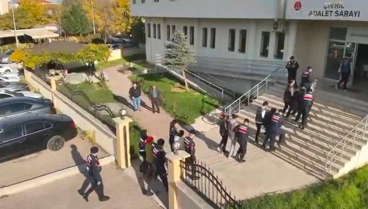 Kadınları Katalogdan Seçtirmişler (2)-1