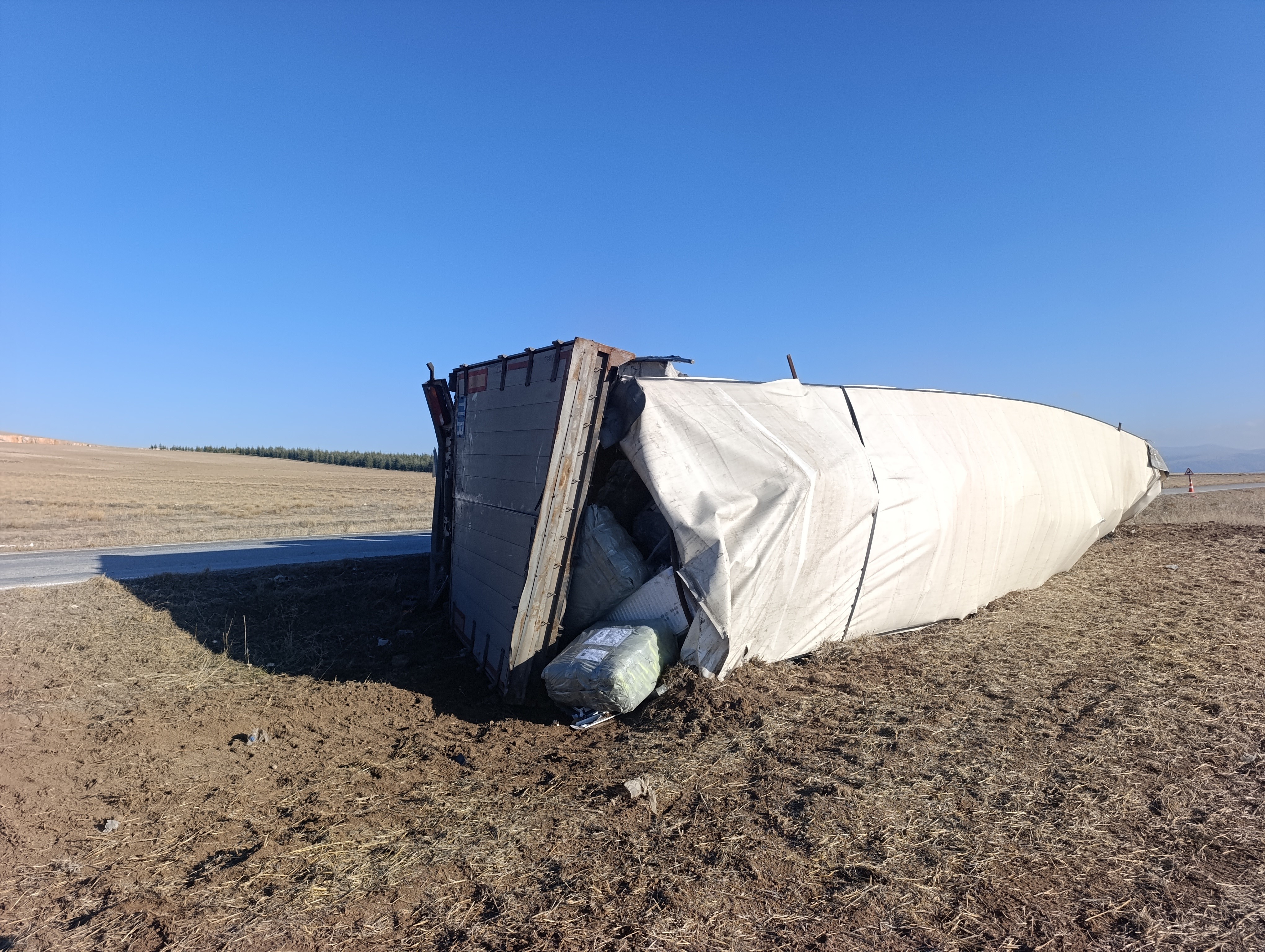 Kalorifer Peteği Yüklü Tır Devrildi (4)