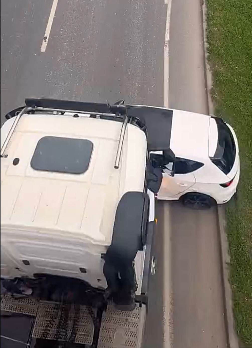 Kamyon Önüne Aldığı Otomobili Metrelerce Sürükledi (2)