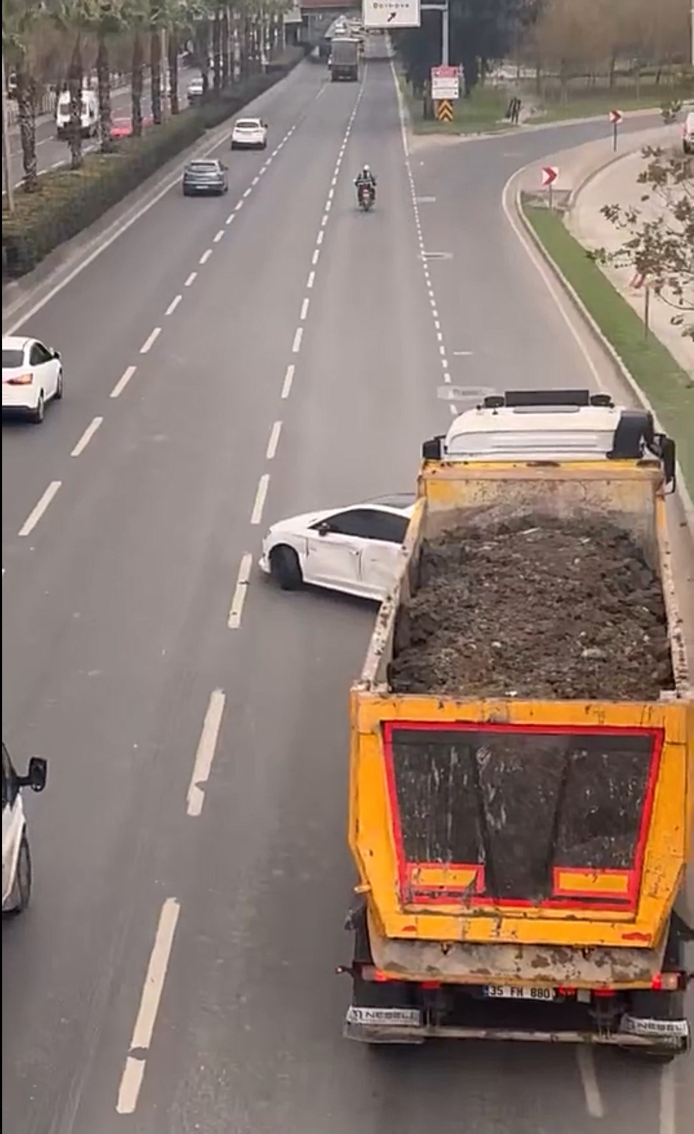 Kamyon Önüne Aldığı Otomobili Metrelerce Sürükledi (3)