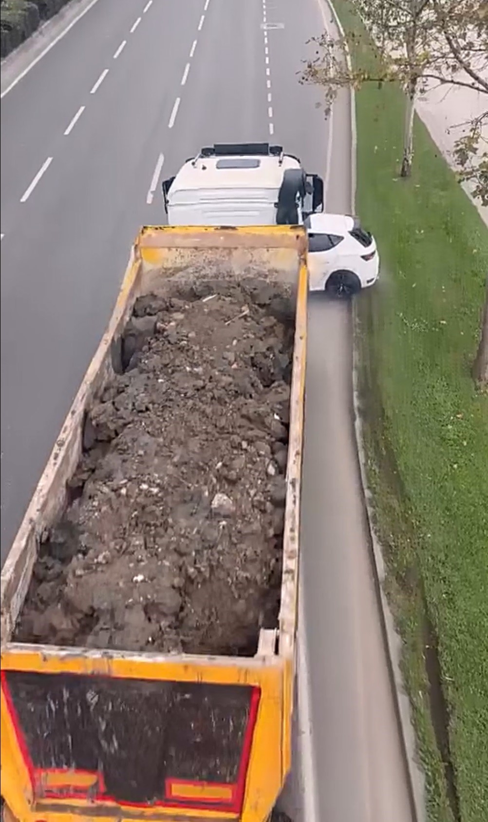 Kamyon Önüne Aldığı Otomobili Metrelerce Sürükledi (4)