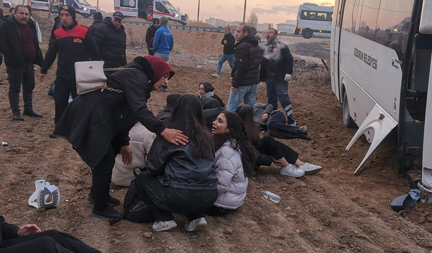 Kamyonet Ile Midibüs Çarpıştı, 17 Yaralı (1)