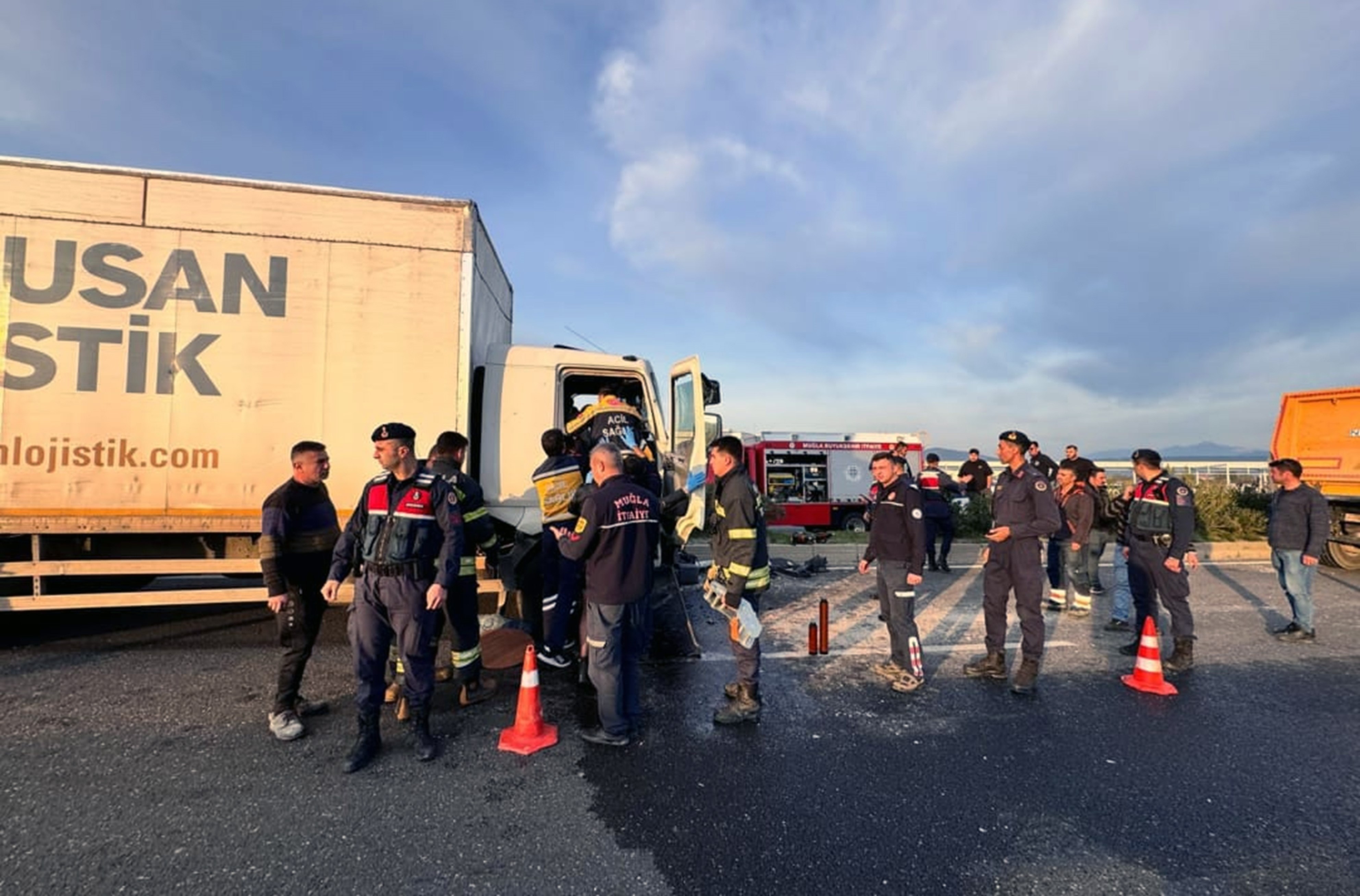 Kamyonette 2 Kişi Sıkıştı (3)