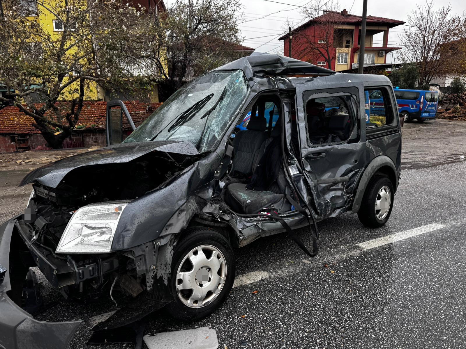 Kamyonun Çarptığı Otomobilde 1 Kişi Hayatını Kaybetti, 2 Kişi Yaralı (2)