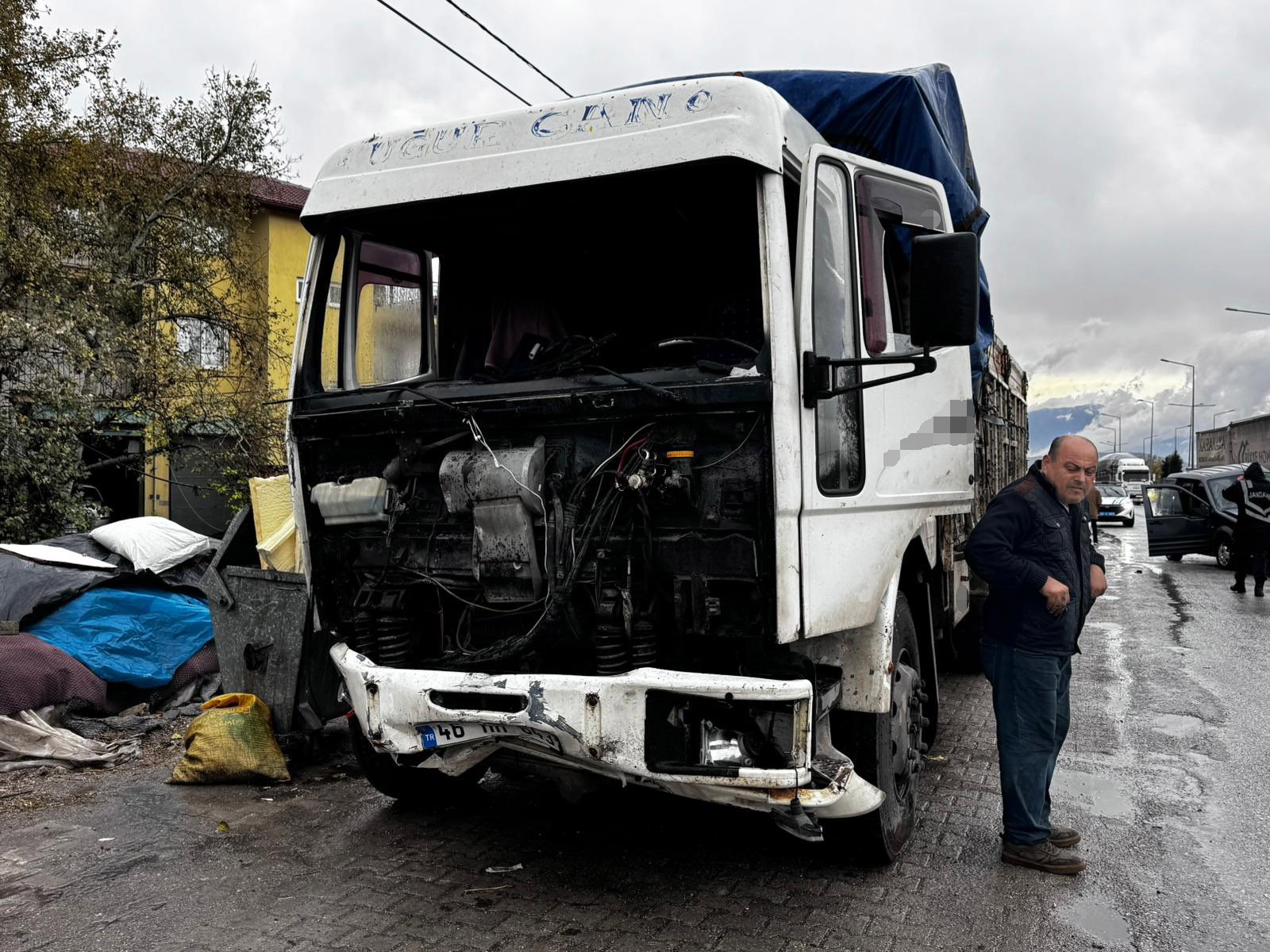 Kamyonun Çarptığı Otomobilde 1 Kişi Hayatını Kaybetti, 2 Kişi Yaralı (3)