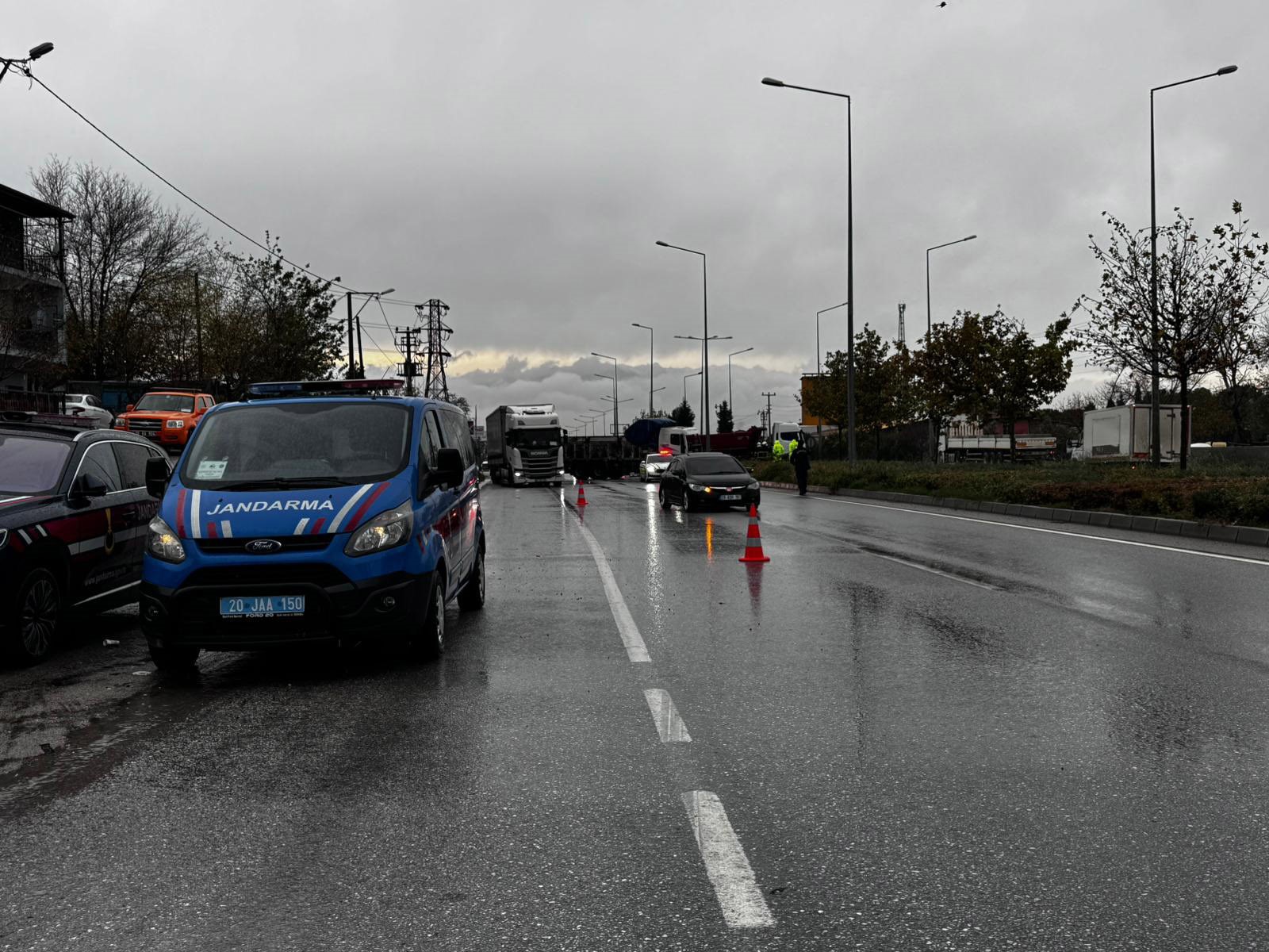 Kamyonun Çarptığı Otomobilde 1 Kişi Hayatını Kaybetti, 2 Kişi Yaralı (4)