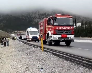 Karşı Şeride Geçen Otomobil Şarampole Yuvarlandı (3)