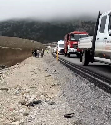 Karşı Şeride Geçen Otomobil Şarampole Yuvarlandı (4)