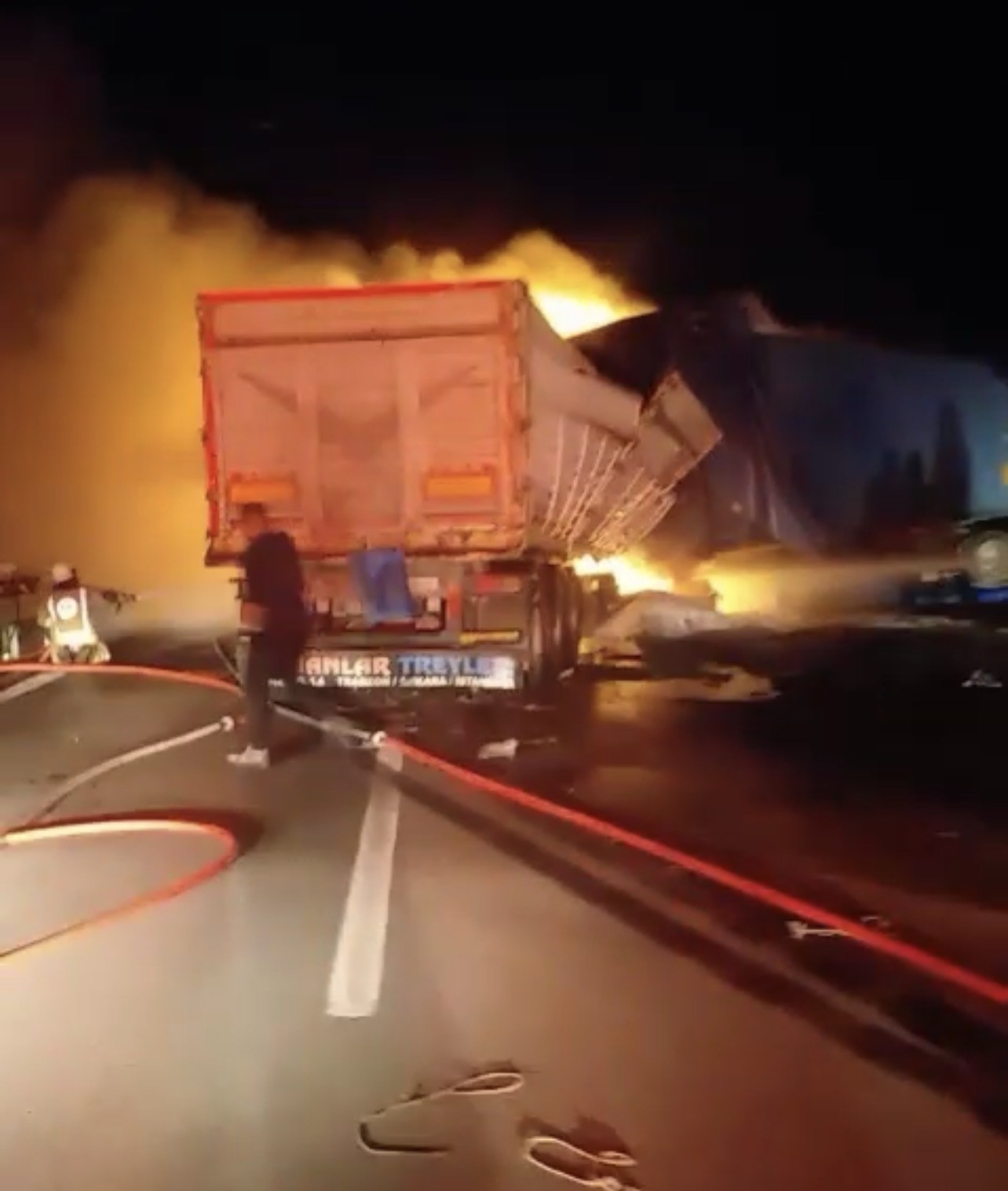 Kaza Yapan Tırlar Alev Alev Yandı (2)