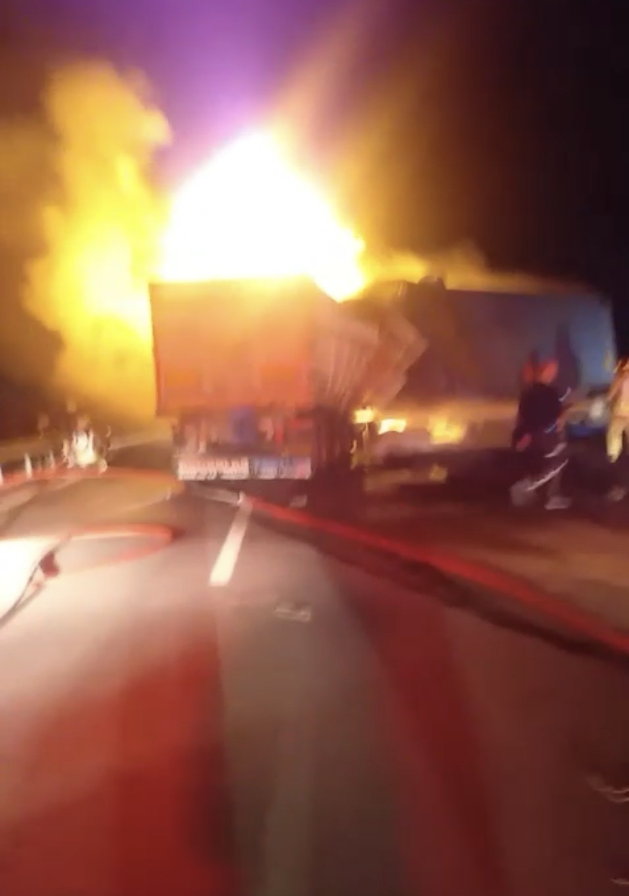 Kaza Yapan Tırlar Alev Alev Yandı (4)