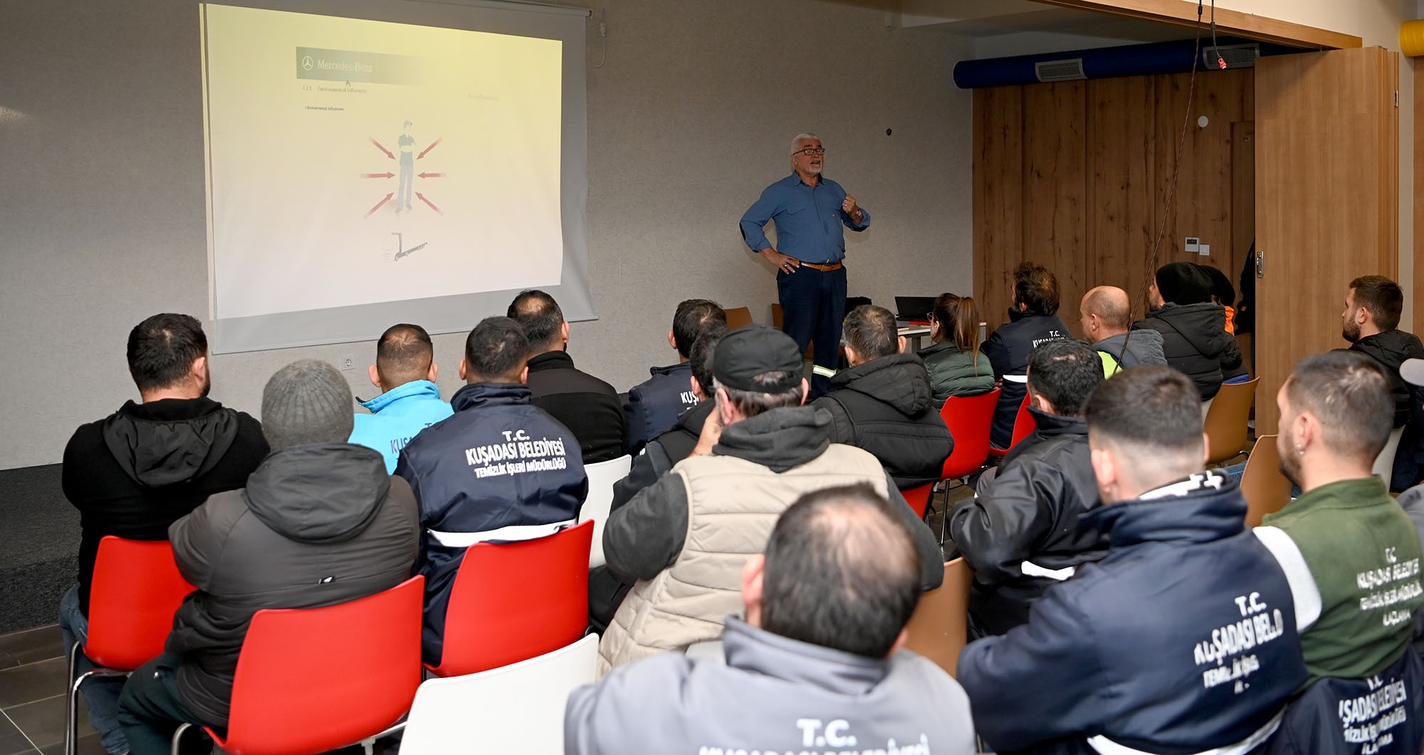 Kuşadası Belediyesi Temizlik İşleri Müdürlüğü Personeline 'Güvenli Sürüş' Eğitimi Verildi (1)