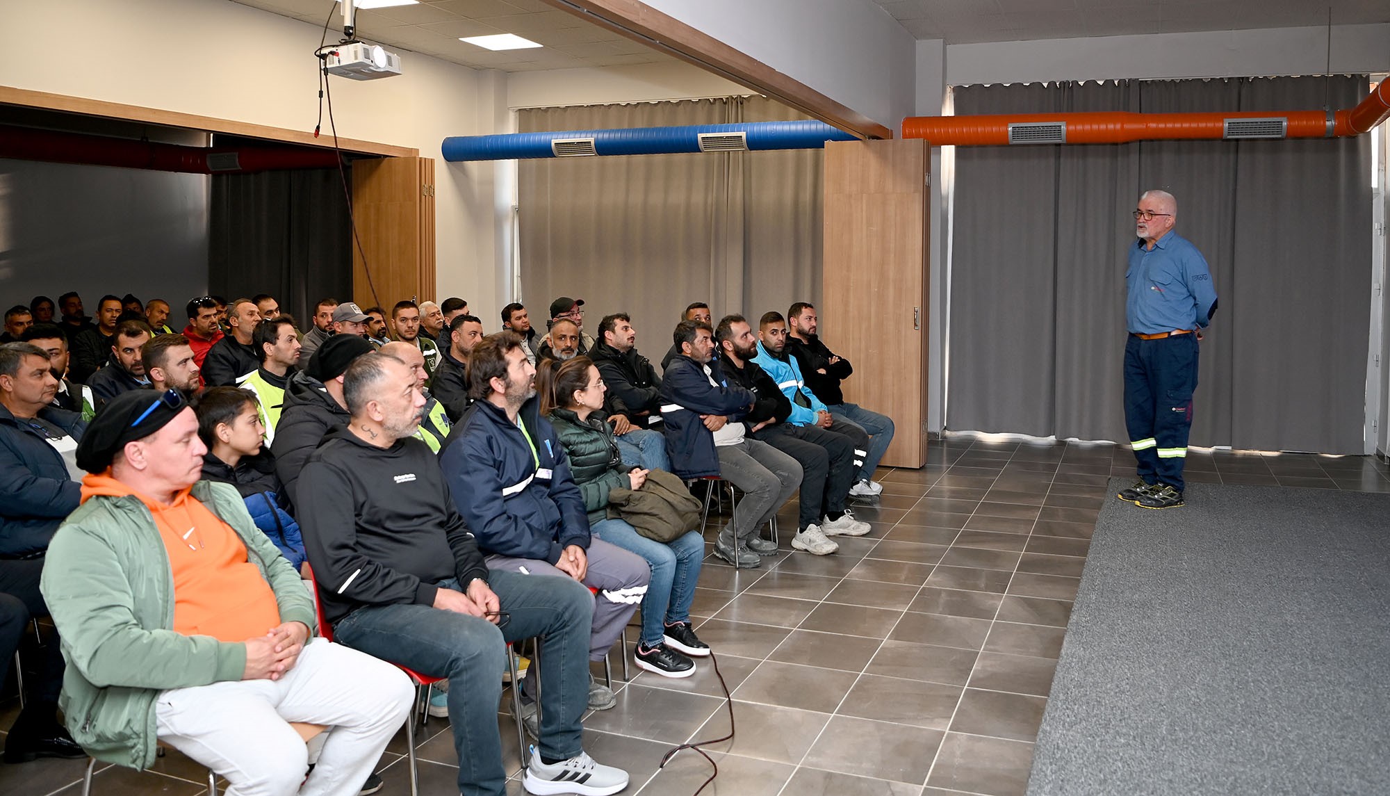 Kuşadası Belediyesi Temizlik İşleri Müdürlüğü Personeline 'Güvenli Sürüş' Eğitimi Verildi (2)