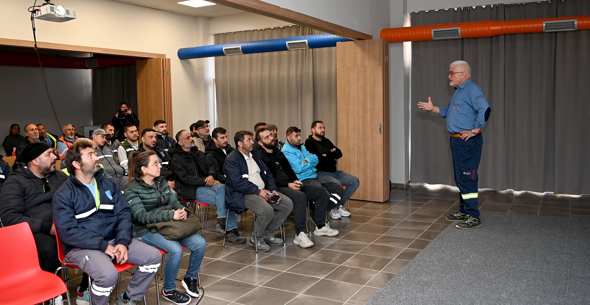 Kuşadası Belediyesi Temizlik İşleri Müdürlüğü Personeline 'Güvenli Sürüş' Eğitimi Verildi (4)