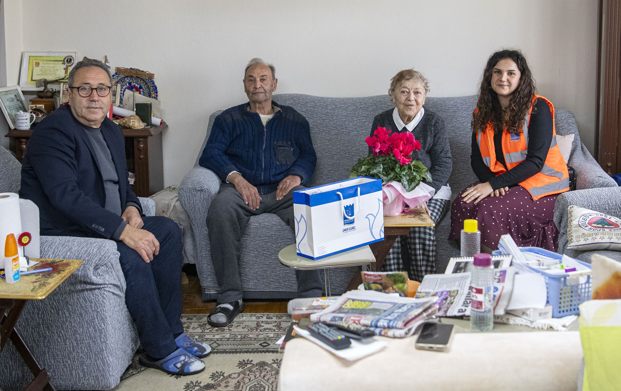Kuşadası Belediyesi’nden Engelli Osman Amcaya Anlamlı Ziyaret (2)