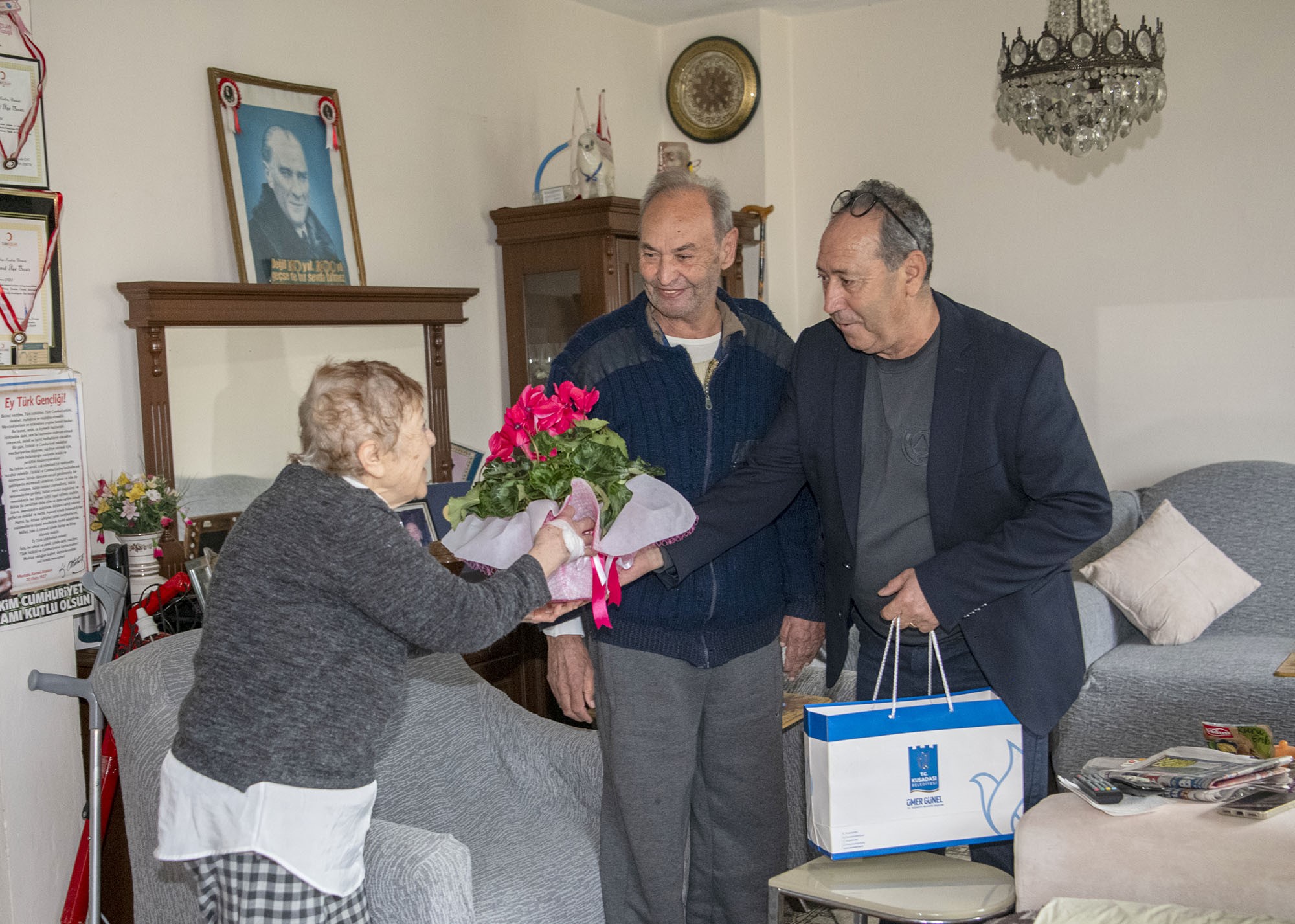 Kuşadası Belediyesi’nden Engelli Osman Amcaya Anlamlı Ziyaret (3)