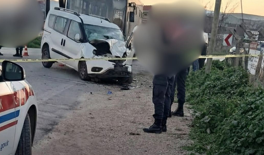 Otobüs Ile Ticari Araç Çarpıştı, 1 Ölü, 2 Yaralı (1)