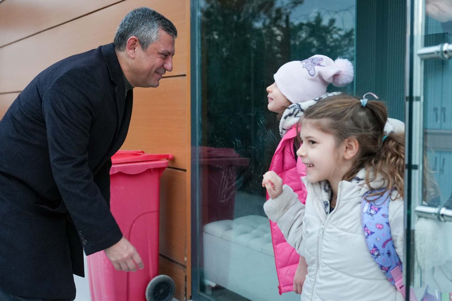 Özgür Özel, Ferdi Zeyrek'in Ikiz Kızlarını Da Okula Götürdü (3)-1