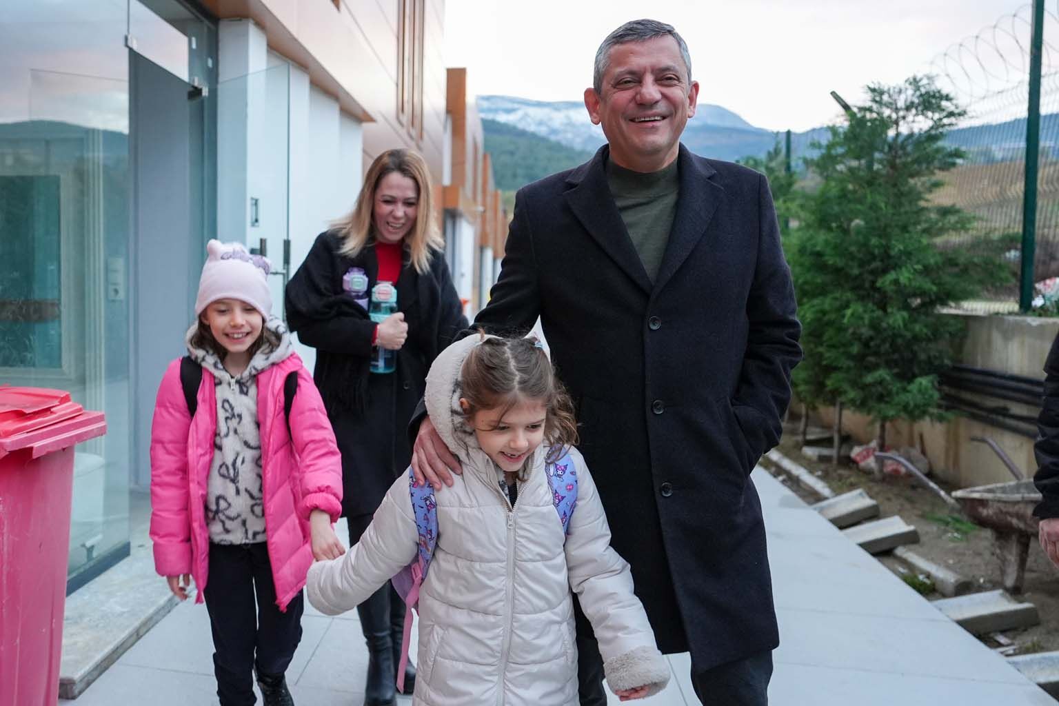 Özgür Özel, Ferdi Zeyrek'in Ikiz Kızlarını Da Okula Götürdü (4)-1