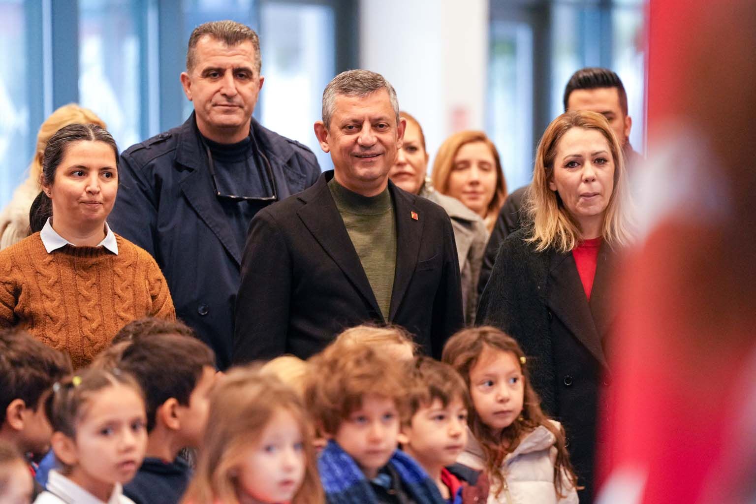 Özgür Özel, Ferdi Zeyrek'in Ikiz Kızlarını Da Okula Götürdü (8)
