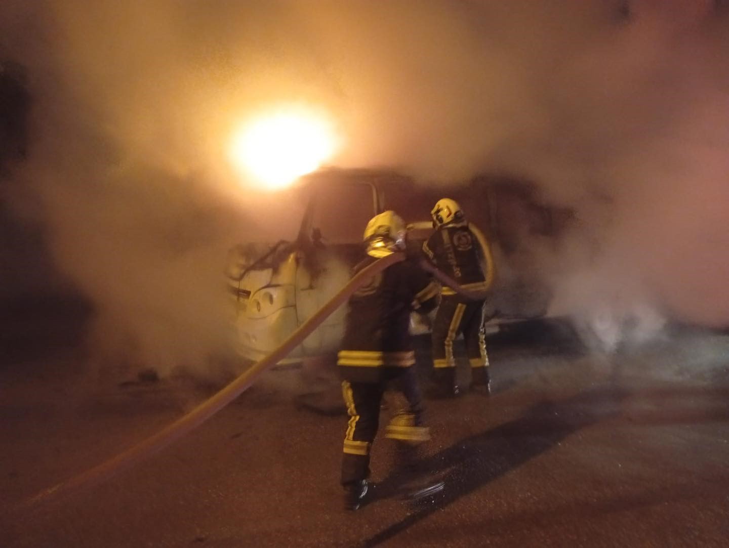 Park Halindeki Minibüs Alev Aldı (2)