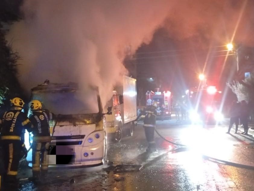 Park Halindeki Minibüs Alev Aldı (3)