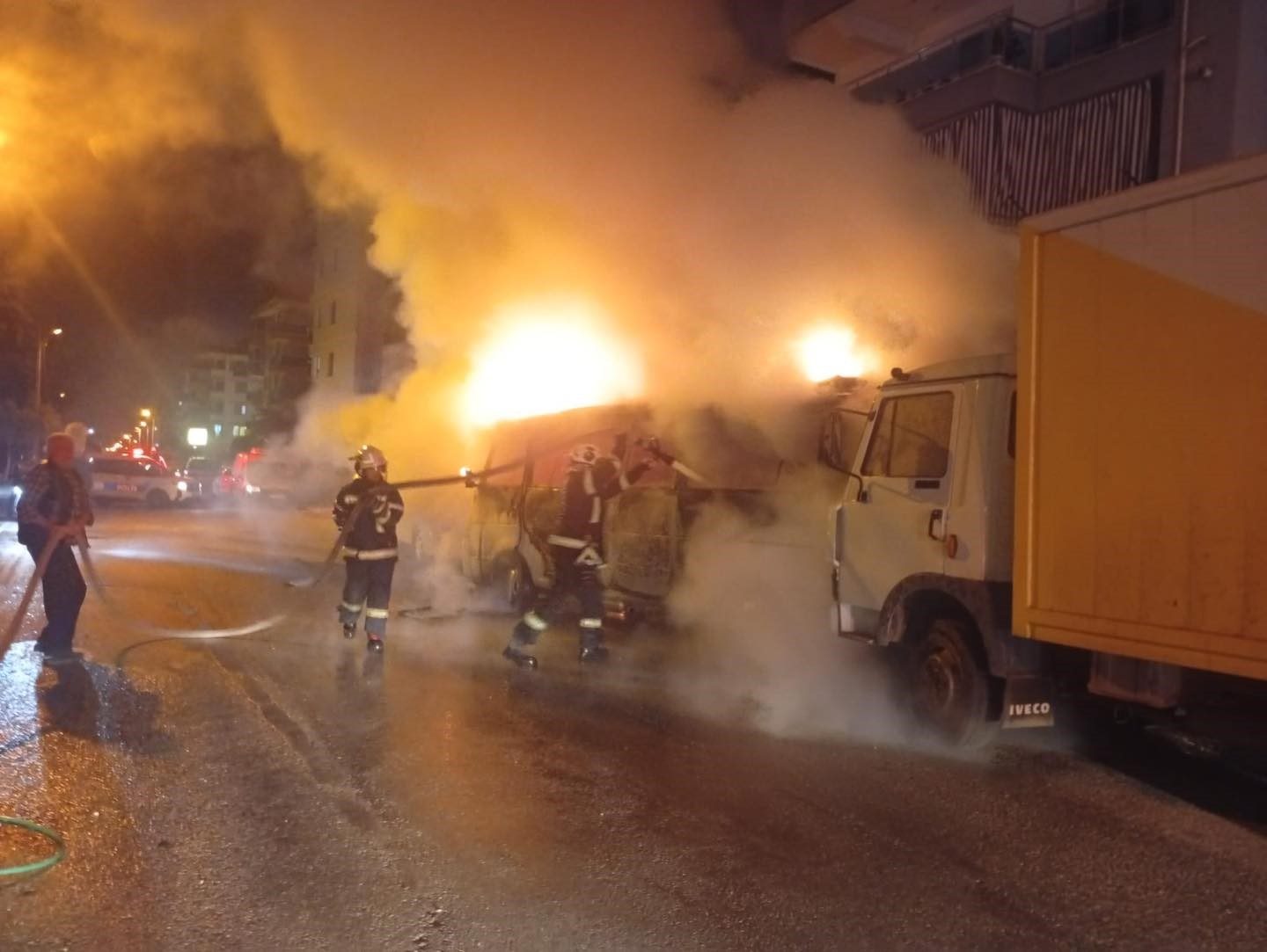 Park Halindeki Minibüs Alev Aldı (4)