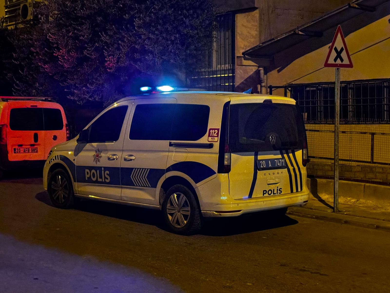 Park Halindeki Minibüse Kurşun Yağmuru (2)