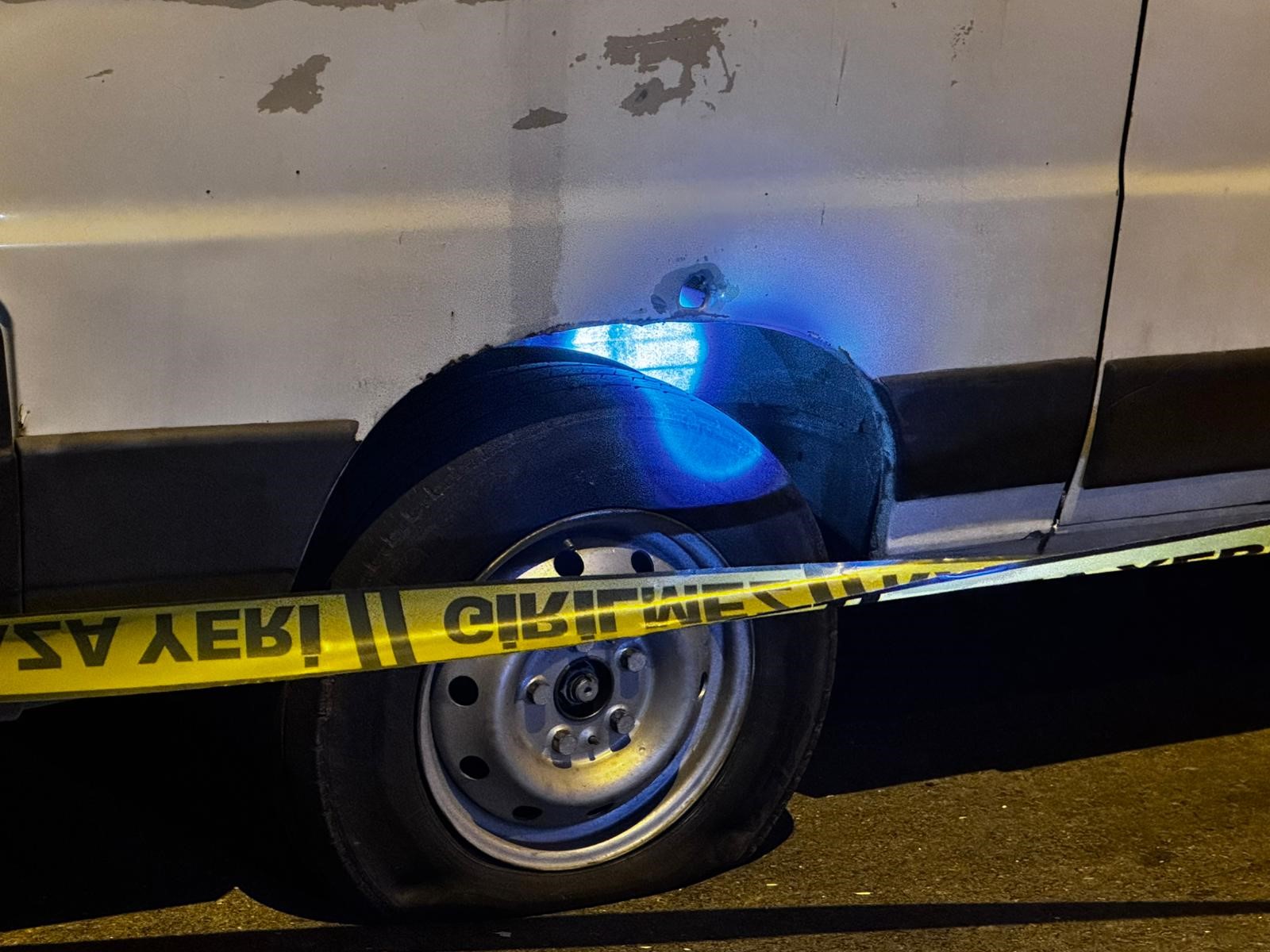 Park Halindeki Minibüse Kurşun Yağmuru (4)