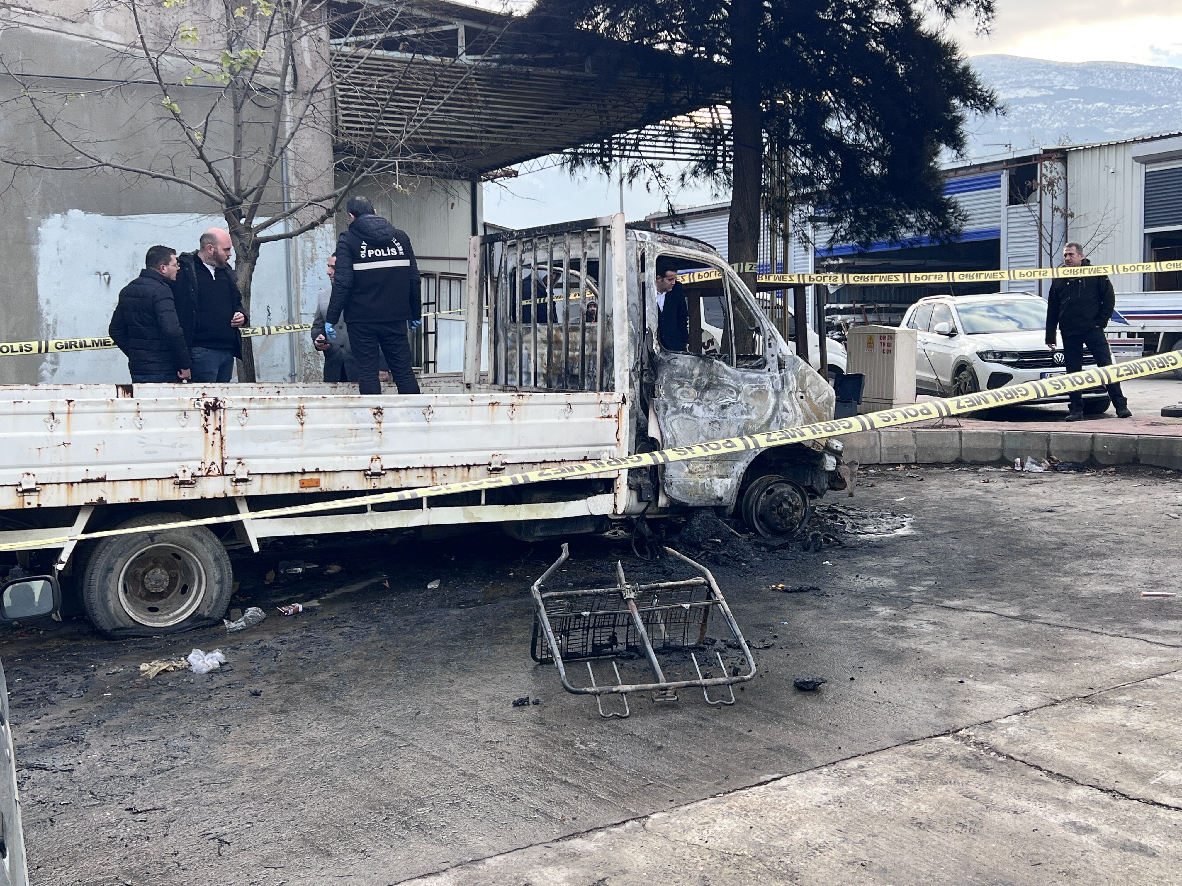 Soğuktan Korunmak Için Girdiği Araçta Yanarak Can Verdi (4)