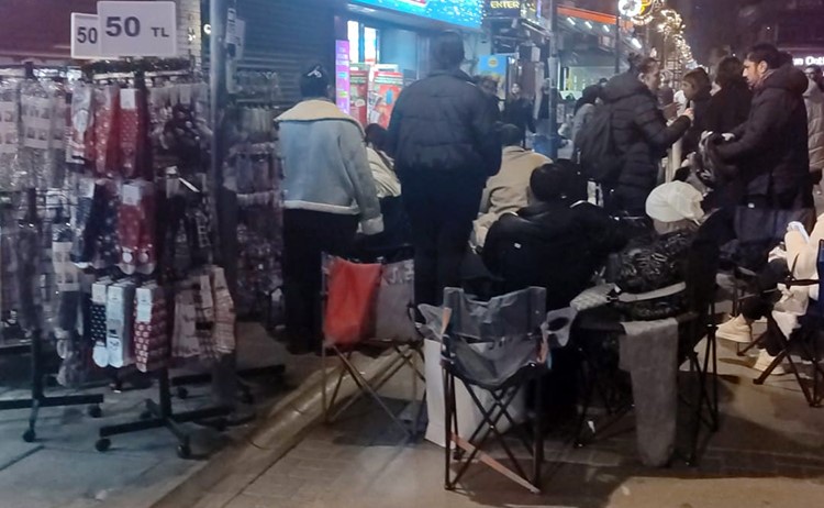 Sokağa Kamp Kurdular, Dükkan Açılsın Diye Beklediler (2)