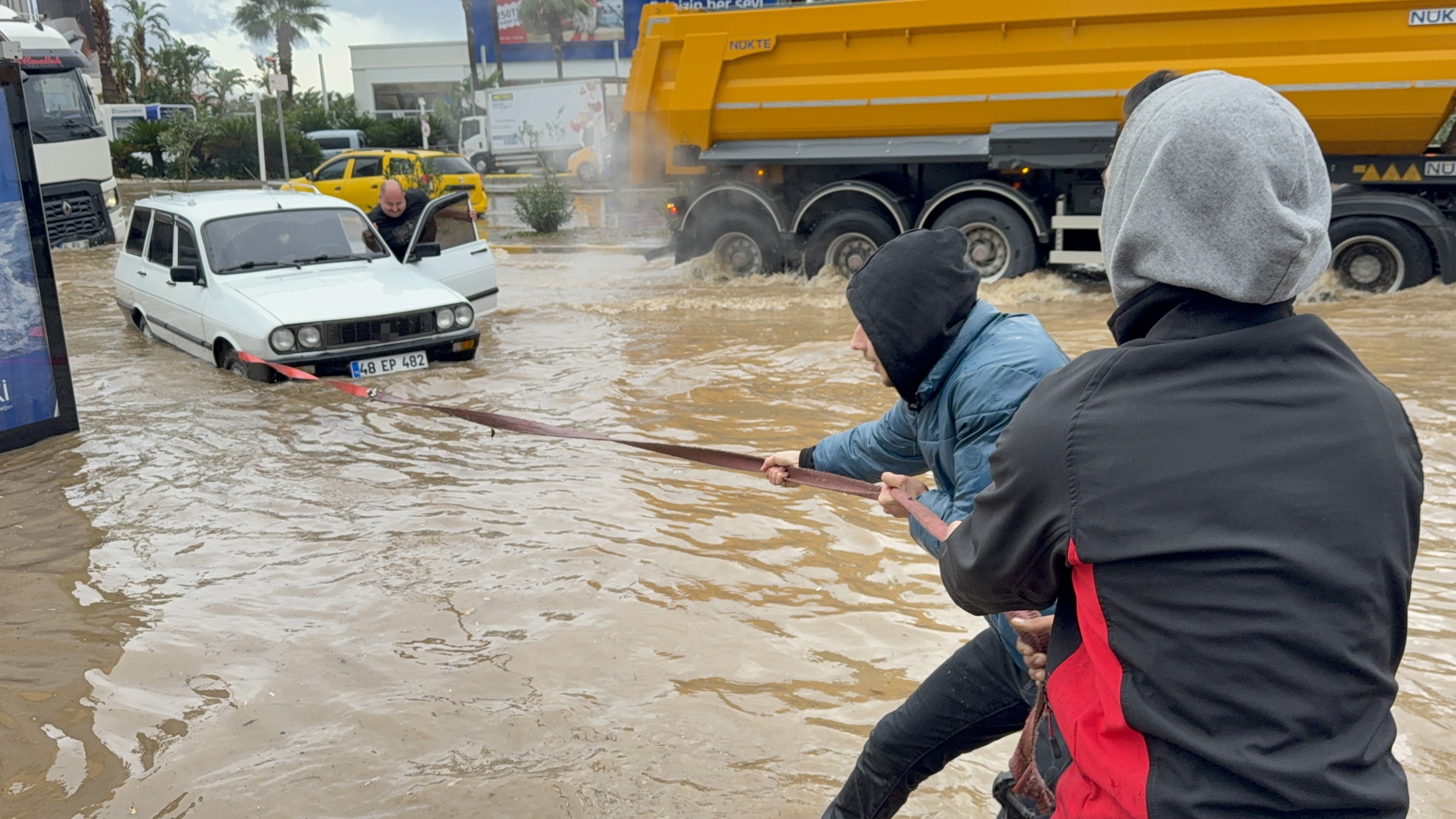 Sokaklar Göle Döndü Araçlar Sular Altında Kaldı (2)