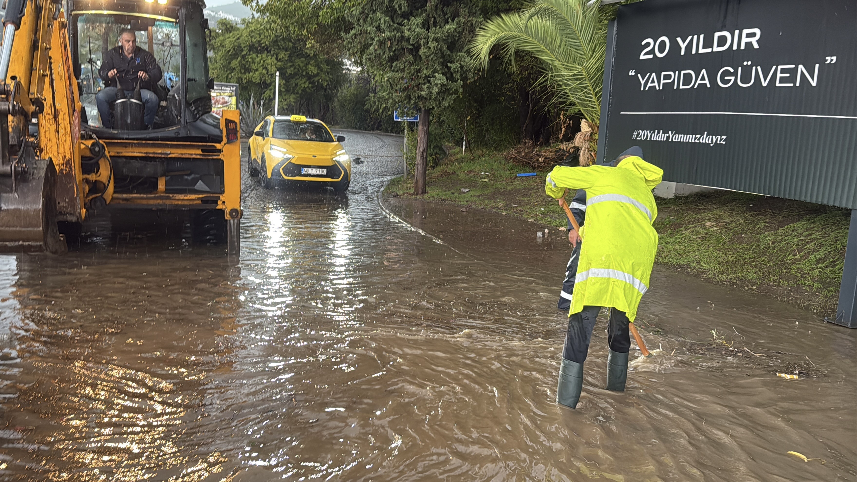 Sokaklar Göle Döndü Araçlar Sular Altında Kaldı (3)