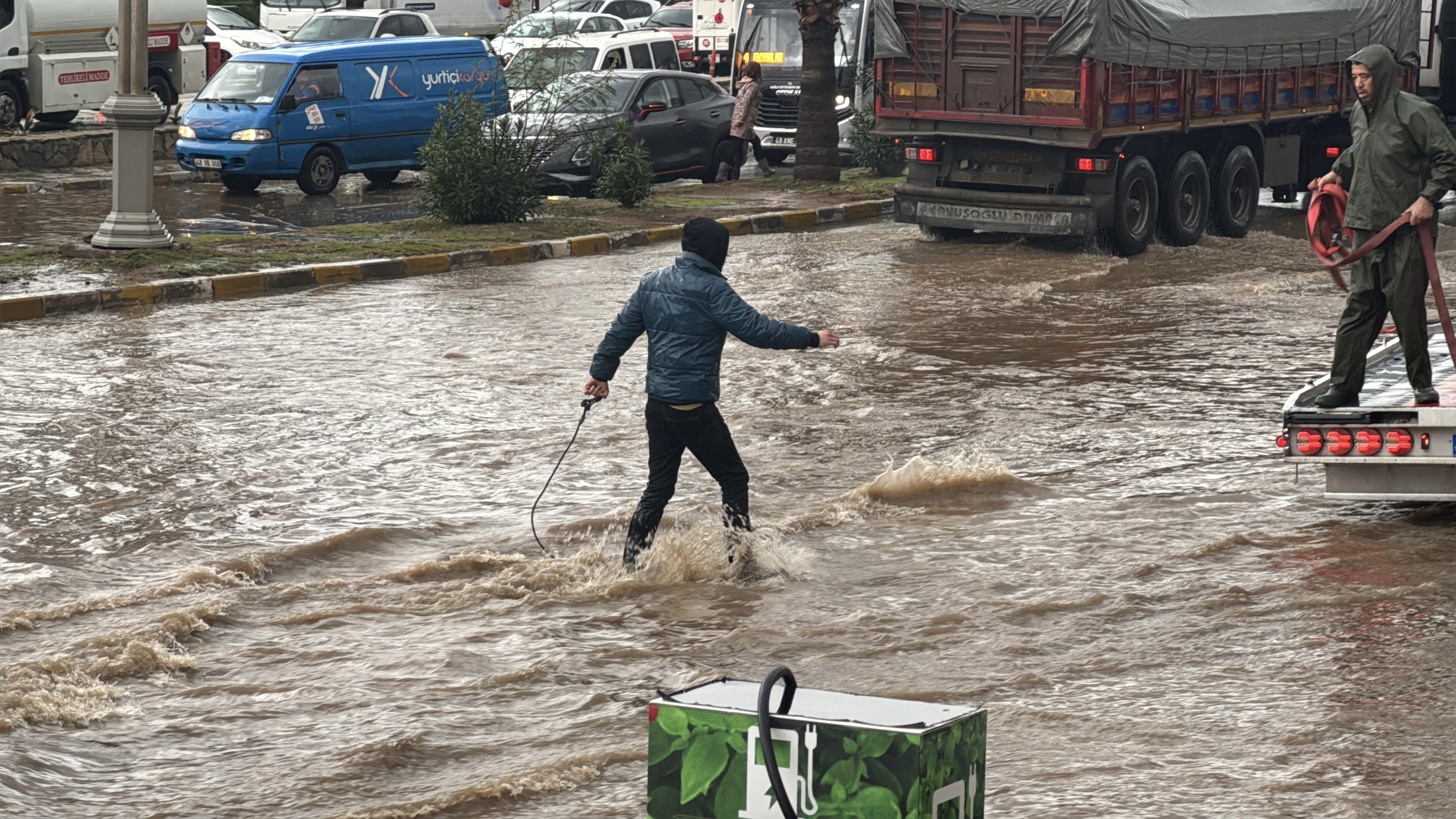 Sokaklar Göle Döndü Araçlar Sular Altında Kaldı (4)