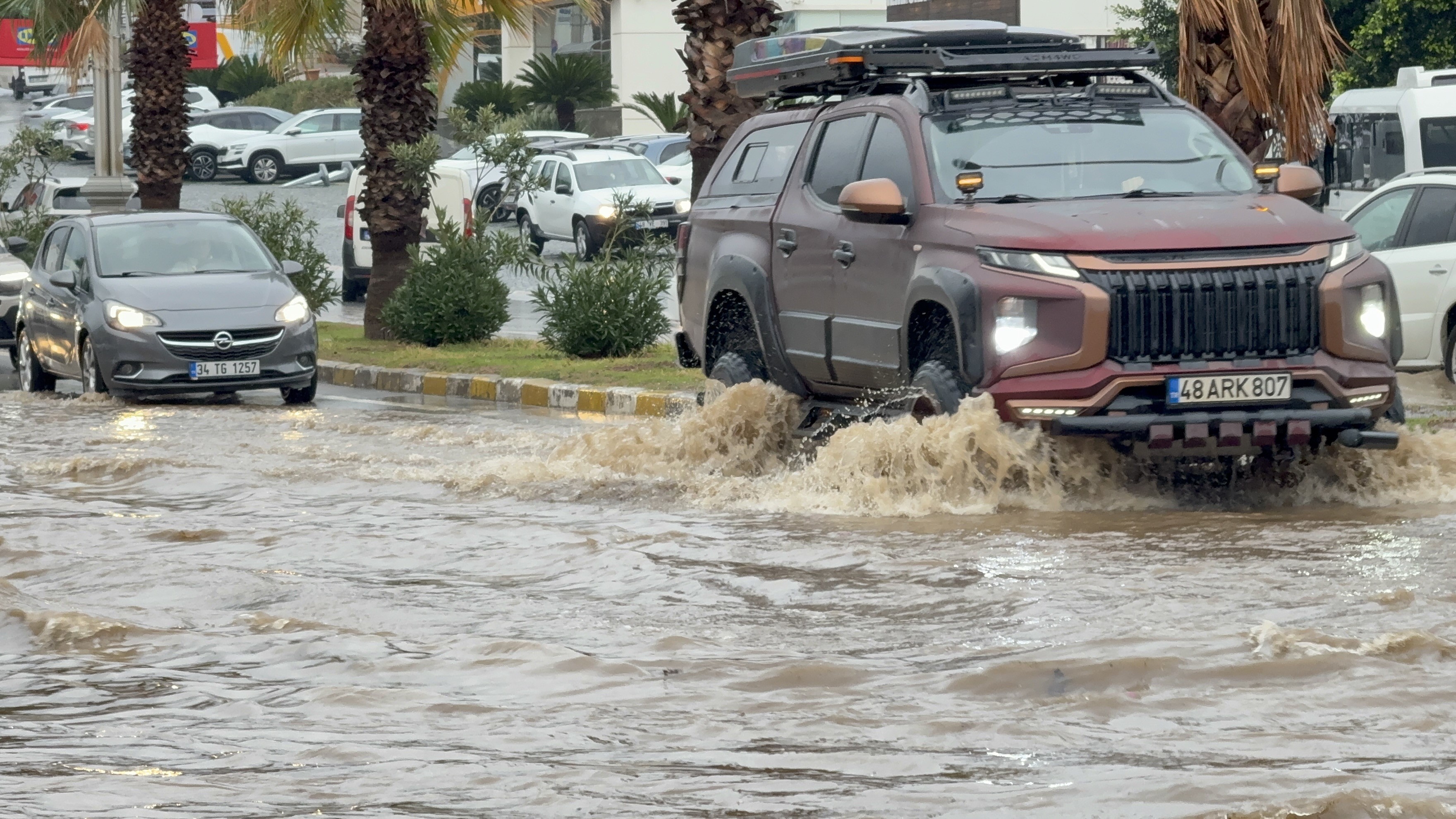 Sokaklar Göle Döndü Araçlar Sular Altında Kaldı (5)