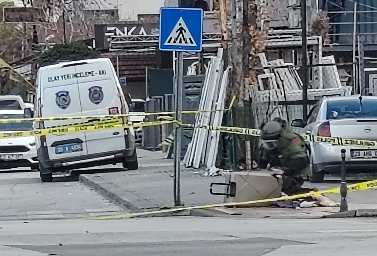 Şüpheli Paket Patlatıldı, Içinden Çıkanlar Şaşırttı (2)