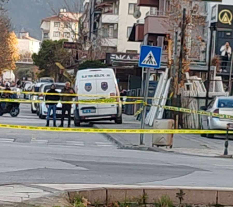 Şüpheli Paket Patlatıldı, Içinden Çıkanlar Şaşırttı (4)