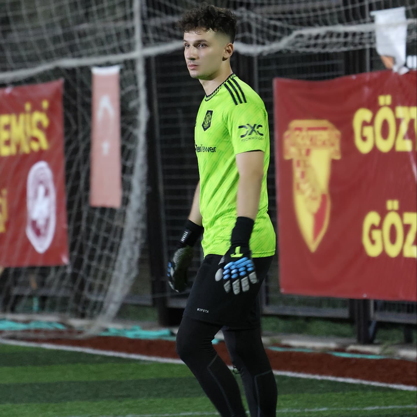 Takım Bulamadı, Halı Sahaya Kiralık Kaleci Oldu (3)