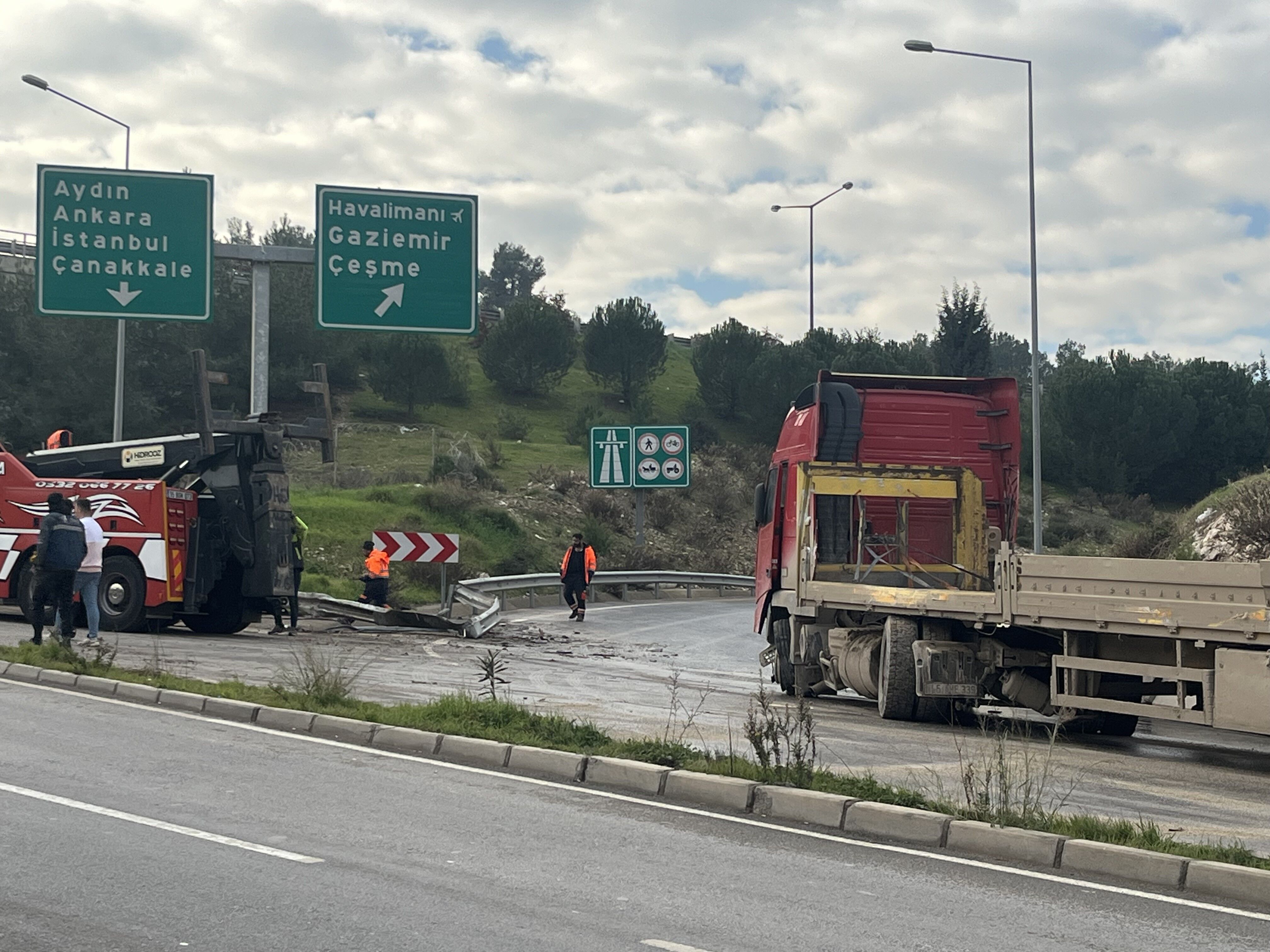 Tır Bariyerleri Aşıp Karşı Şeride Geçti (5)