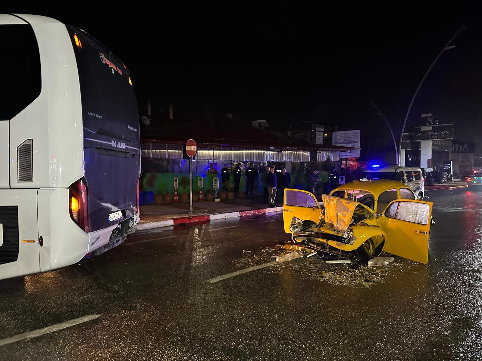 Ünlü Sanatçının Orkestrasını Taşıyan Otobüs Kaza Yaptı, Ortalık Savaş Alanına Döndü (2)