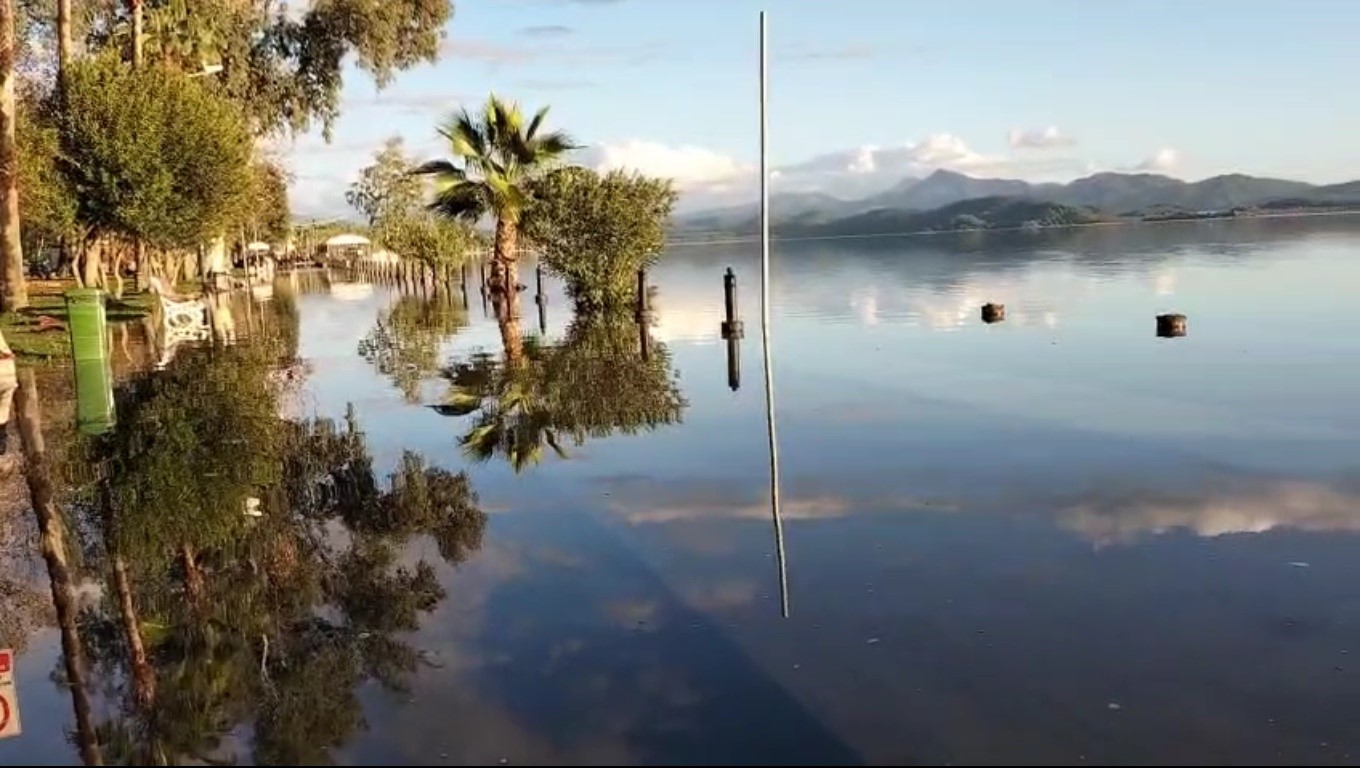 Yağışlar Nedeniyle Göl Taştı (2)