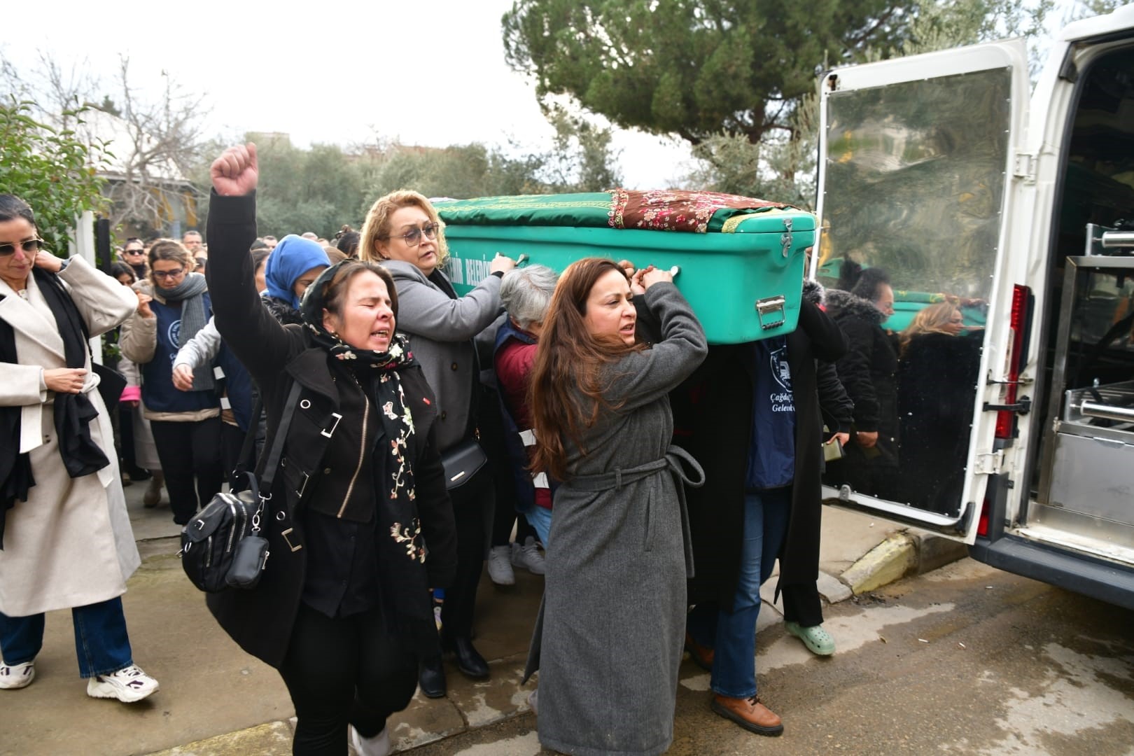 Yakınları 3 Çocuk Annesi Kadını Gözyaşlarıyla Uğurladı (6)