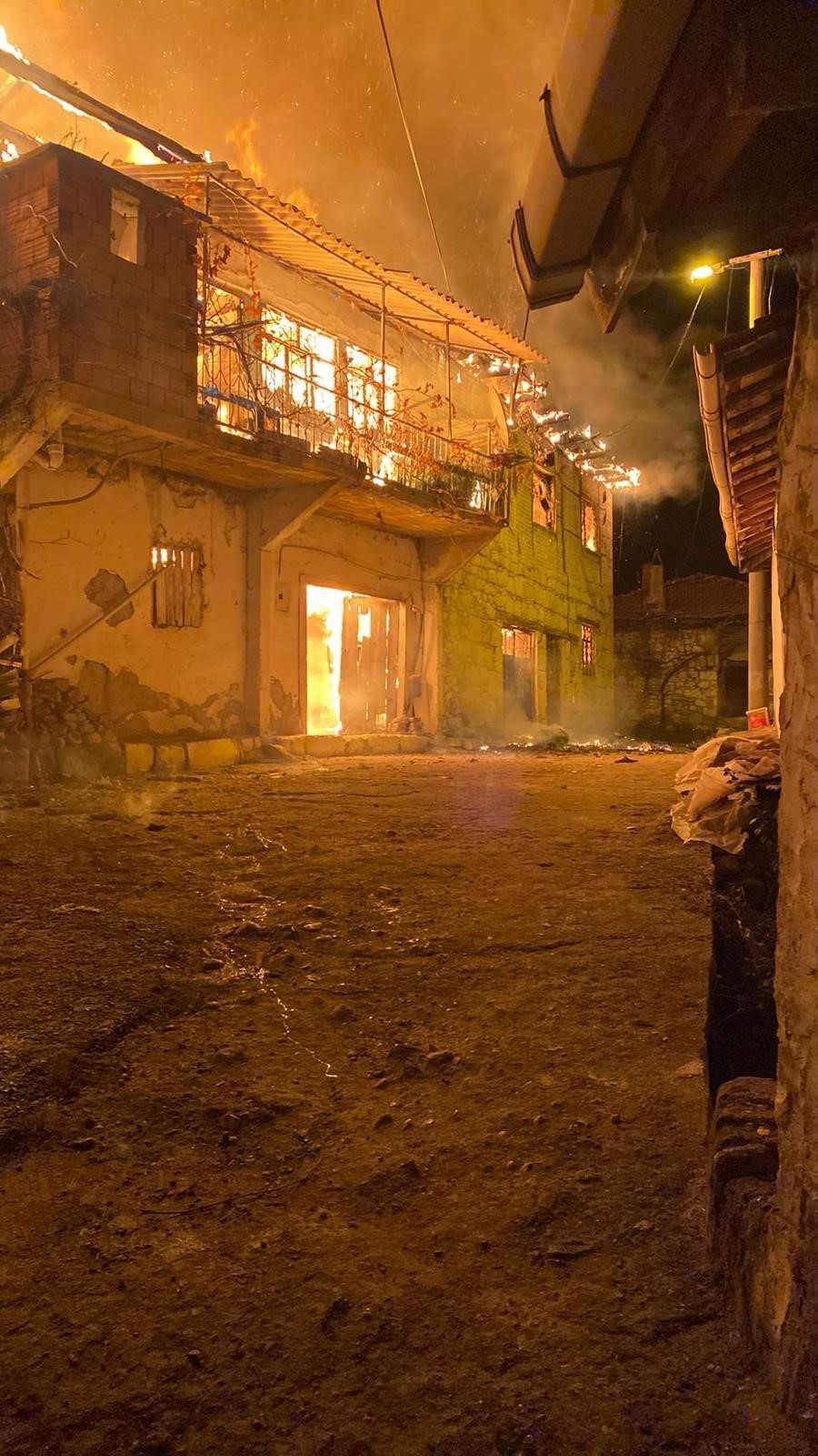 Yangın 5 Eve Sıçradı, 1 Kadın Hayatını Kaybetti (10)