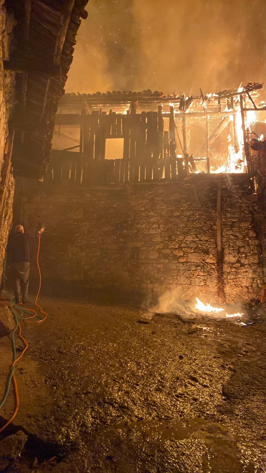 Yangın 5 Eve Sıçradı, 1 Kadın Hayatını Kaybetti (11)