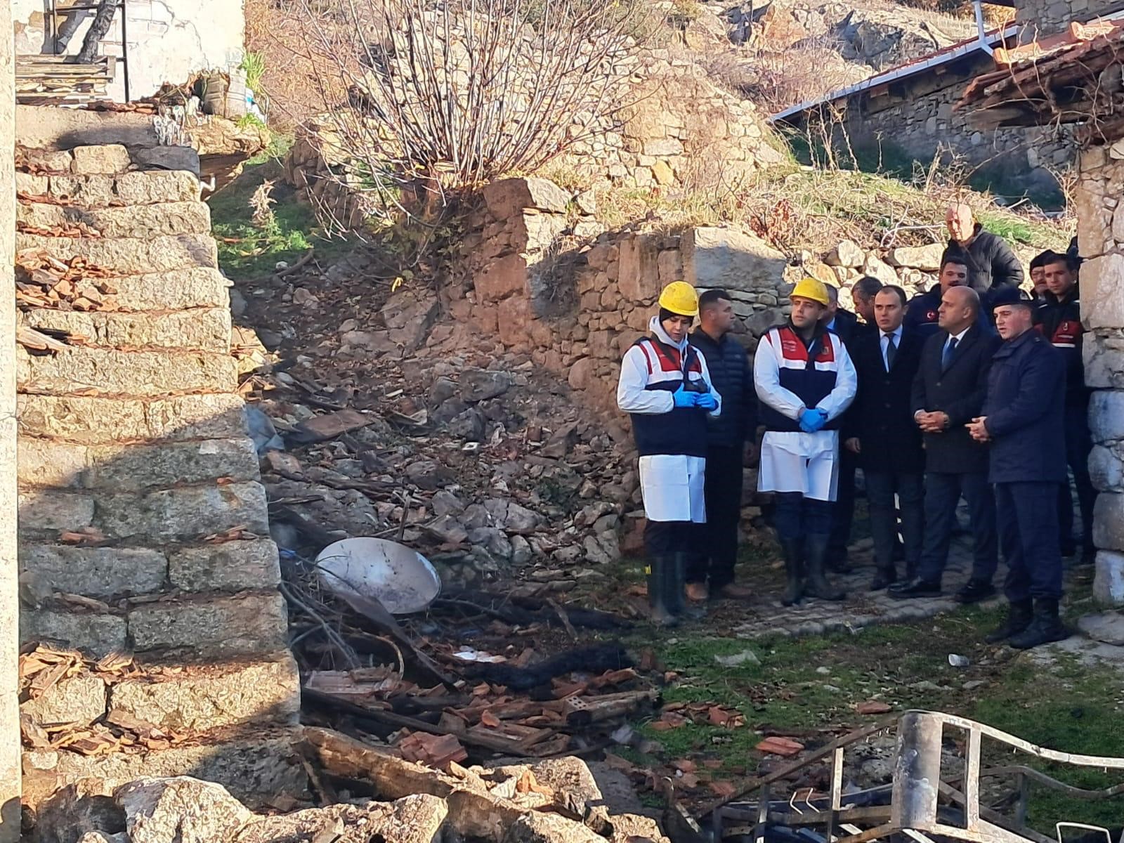 Yangın 5 Eve Sıçradı, 1 Kadın Hayatını Kaybetti (6)