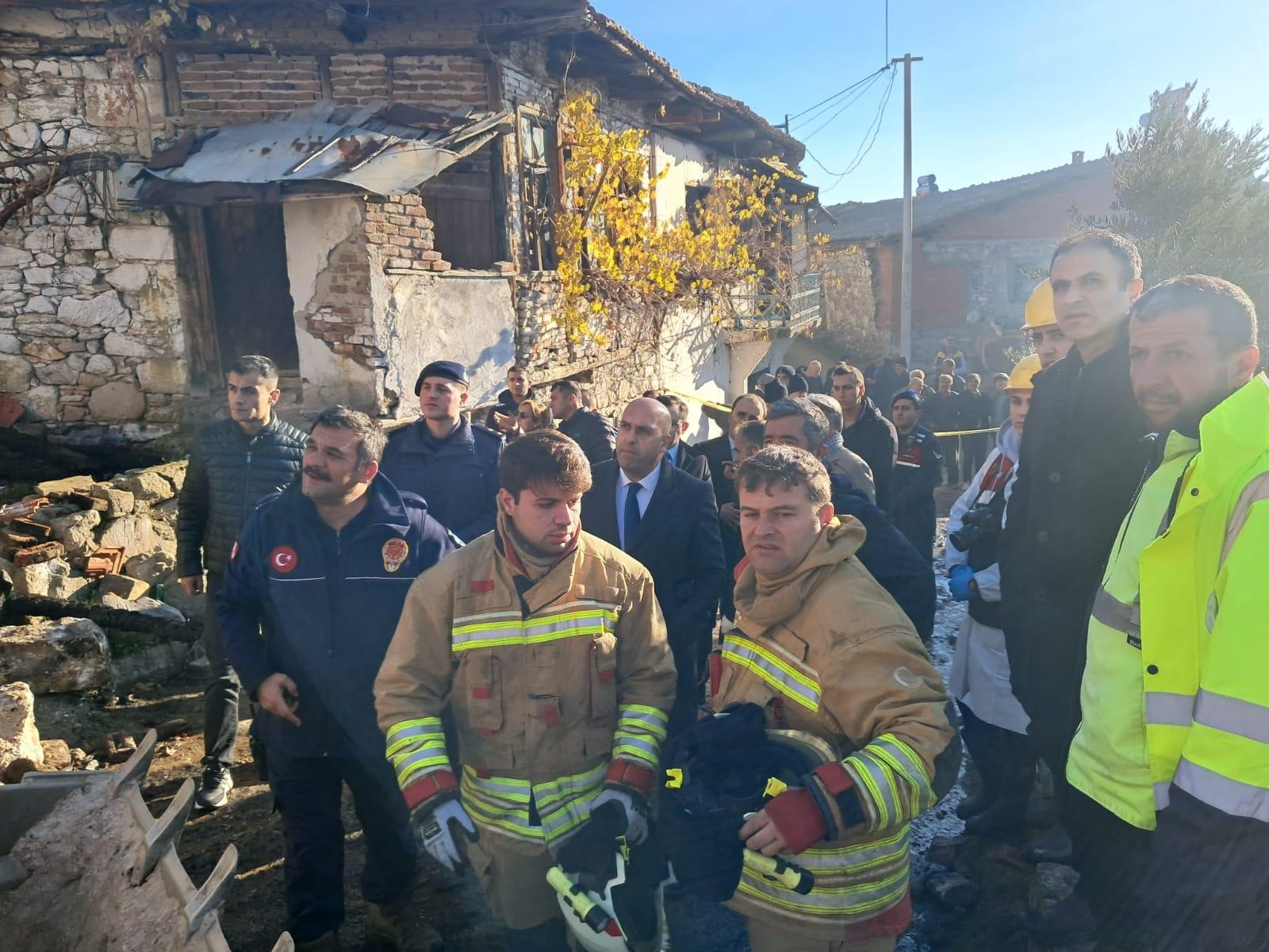 Yangın 5 Eve Sıçradı, 1 Kadın Hayatını Kaybetti (7)